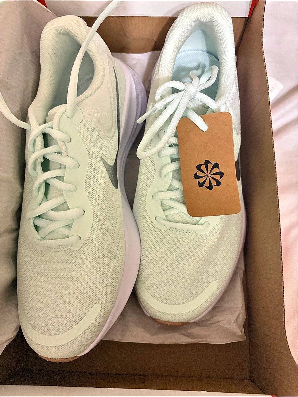 Nike Revolution 7 Women's Athletic Shoes Green & White US 8.5 NWT